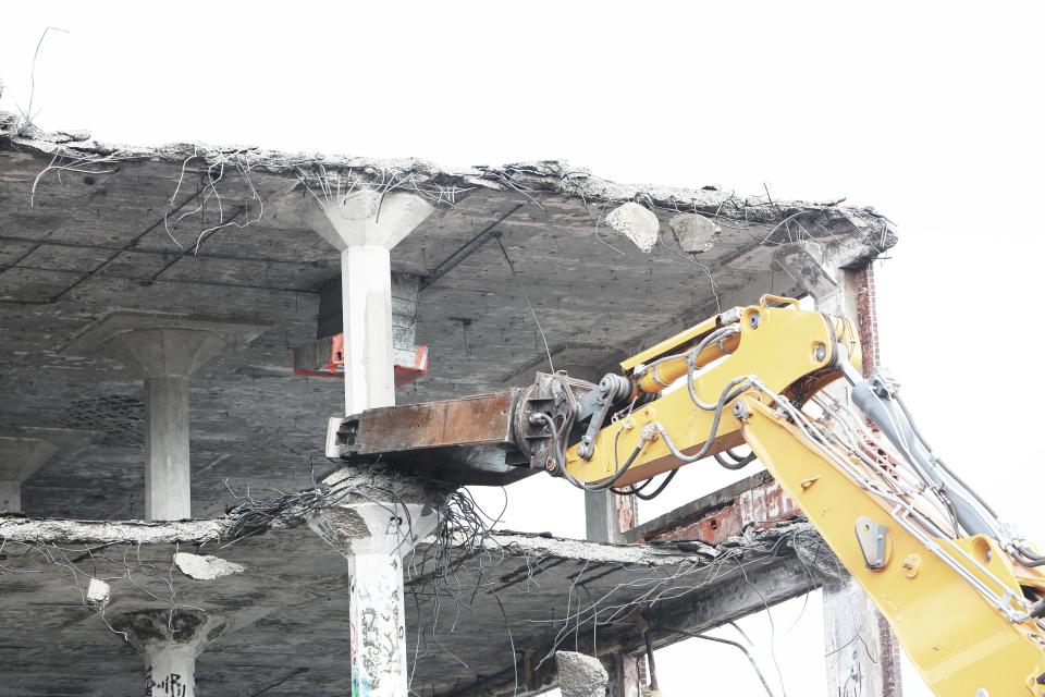 Abbruchzange eines Baggers an einer Betondecke